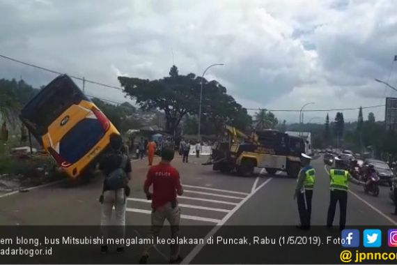 Rem Blong, Bus Mundur dan Terbalik di Puncak - JPNN.COM