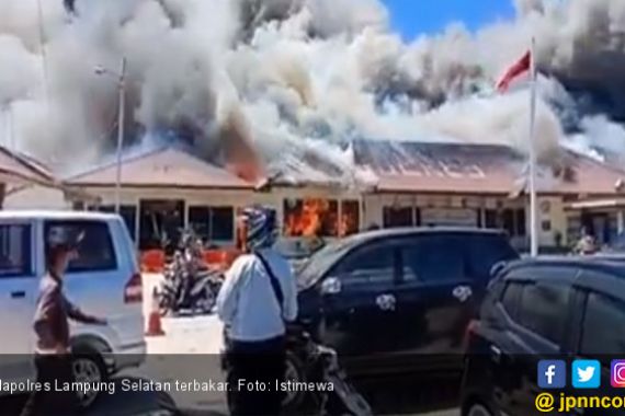 Bum! Mapolres Lampung Selatan Terbakar - JPNN.COM