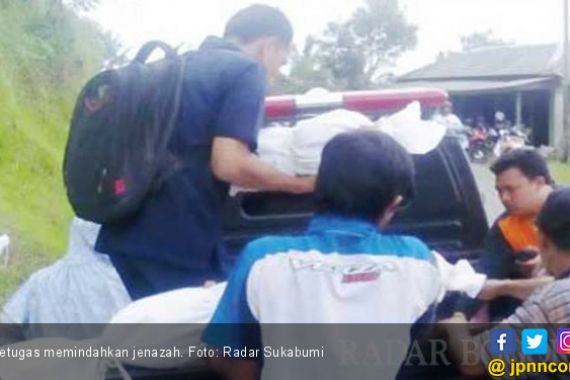 Tanah Bergeser, Puluhan Jenazah Dipindah - JPNN.COM