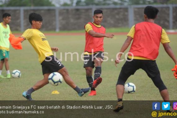 Sriwijaya FC Minim Gol, Airlangga Sucipto Akui Kurang Pasokan Bola - JPNN.COM