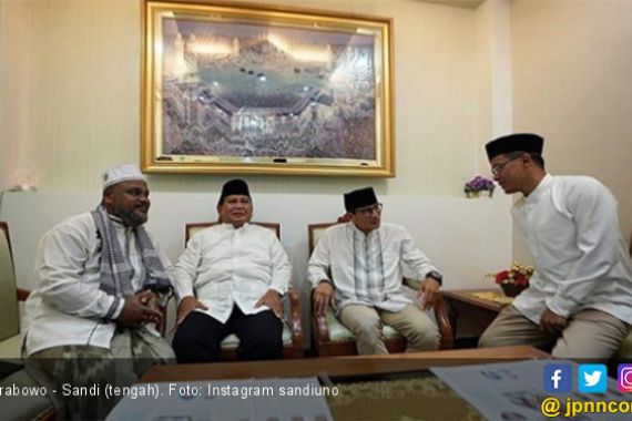Tunda Jenguk Bu Ani, Prabowo Jumatan Bareng Sandi di Banda Aceh - JPNN.COM