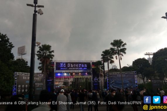 Mendung, Fans Ed Sheeran Tetap Padati GBK - JPNN.COM