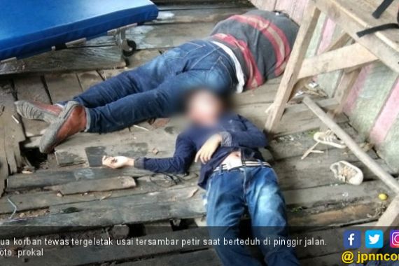 Dua Warga Tewas Disambar Petir Saat Berteduh di Tepi Jalan - JPNN.COM