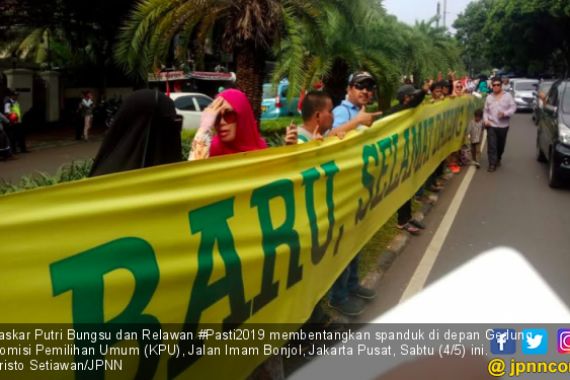 Relawan Bentangkan Spanduk Kemenangan Prabowo - Sandi di Depan Gedung KPU - JPNN.COM