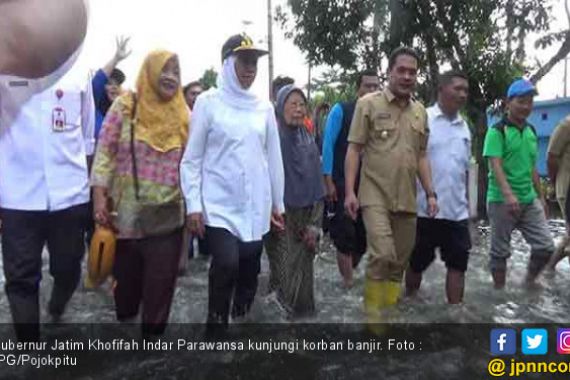 Kunjungi Warga, Bu Khofifah Terjang Banjir - JPNN.COM