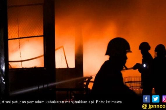 Petasan Membakar Gudang Barang Bekas, Mobil, dan Warung di Palembang - JPNN.COM