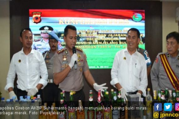 Polres Cirebon Amankan Ribuan Botol Miras - JPNN.COM