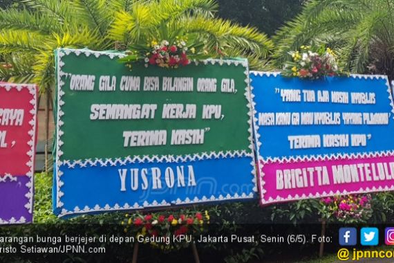 Karangan Bunga Berjejer di Depan Gedung KPU, Simak Kalimatnya - JPNN.COM