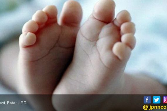 Mayat Bayi Laki-laki di Kali BKB, Tersangkut Sampah - JPNN.COM