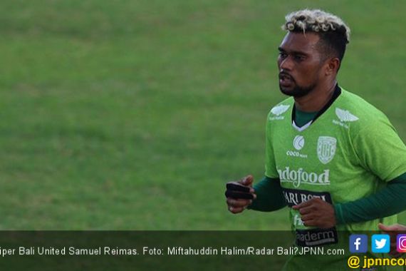 Bandara Papua Ditutup, Kiper Bali United Samuel Reimas Pilih Menetap di Mes - JPNN.COM