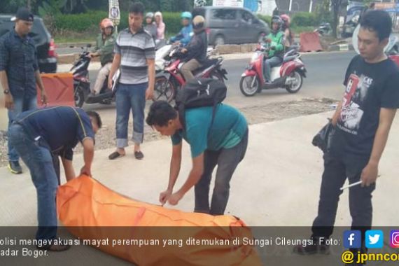 Mayat Perempuan Tersangkut di Sungai Cileungsi Bogor - JPNN.COM