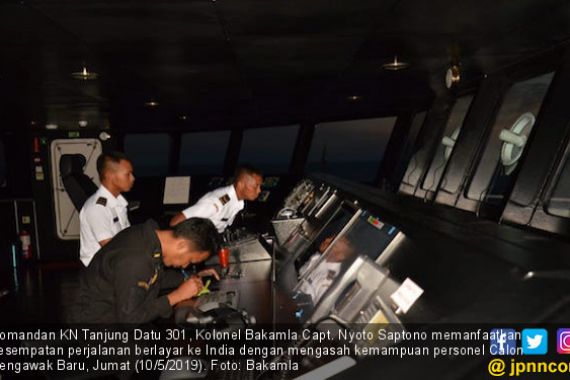 Berlayar ke India, KN Tanjung Datu Asah Kemampuan Calon Pengawak Baru - JPNN.COM