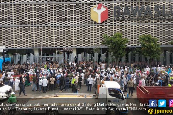 Bawaslu Dikepung Pendukung Prabowo, di KPU Malah Ramai Aksi Bagi-bagi Takjil - JPNN.COM