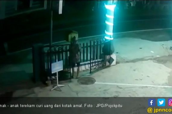 Anaknya Siapa Nih Terekam CCTV Curi Kotak Amal Saat Sahur - JPNN.COM