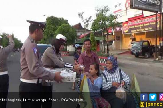 So Sweet, Setiap Hari Para Polisi Ini Bagi Takjil Gratis - JPNN.COM