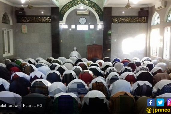 Salat Tarawih di Masjid saat PSBB, NU Surabaya: Nikmatnya jadi Imam bagi Anak dan Istri - JPNN.COM