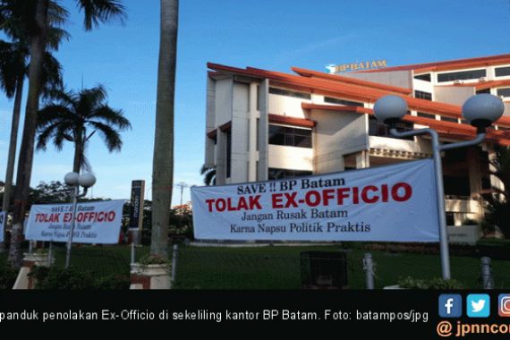 Spanduk Penolakan Ex-Officio Bertebaran di Kantor BP Batam - JPNN.COM