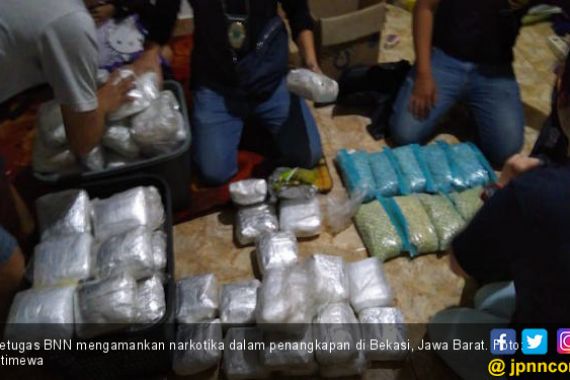 Geledah Truk Bermuatan Kelapa, Polisi Temukan 200 Kilogram Narkoba - JPNN.COM