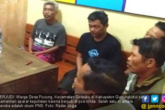 Oknum PNS Nekat Berjudi di Pos Ronda, Beginilah Akibatnya - JPNN.COM