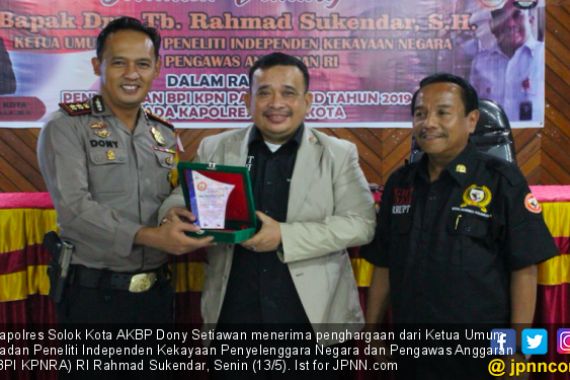Dukung Nawacita Jokowi - JK, Kapolres Solok Terima Penghargaan - JPNN.COM