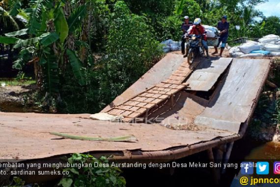 Jembatan di Pemulutan Amblas, Warga Enam Desa Terancam Terisolir - JPNN.COM