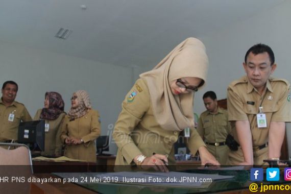 Setelah Rapelan, PNS Terima THR dan Gaji ke-13 - JPNN.COM