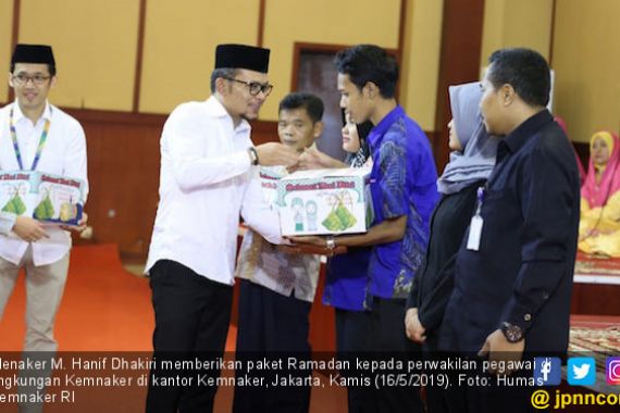 Menaker Hanif Dhakiri Membagikan 1.000 Paket Ramadan - JPNN.COM