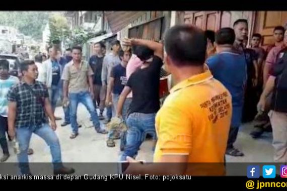 Gudang KPU Nisel Dilempari Massa dengan Bom Molotov - JPNN.COM