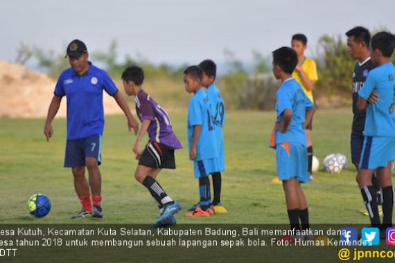 Kemendes PDTT: Memanfaatkan Dana Desa untuk Bangun Lapangan Sepak Bola - JPNN.COM