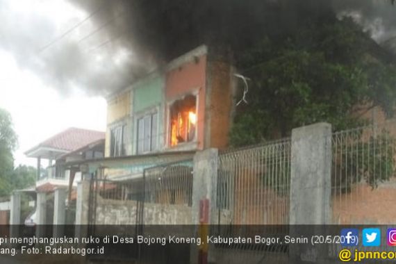 Ruko Dua Lantai di Bogor Terbakar - JPNN.COM