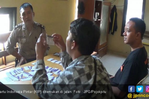 Siapa Nih yang Buang Puluhan Kartu Indonesia Pintar di Jalan ? - JPNN.COM