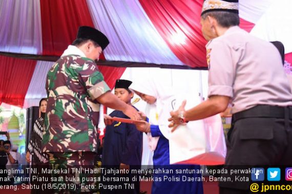 Panglima TNI Santuni Anak Yatim Piatu, Wakapolri Bantu Warakawuri - JPNN.COM