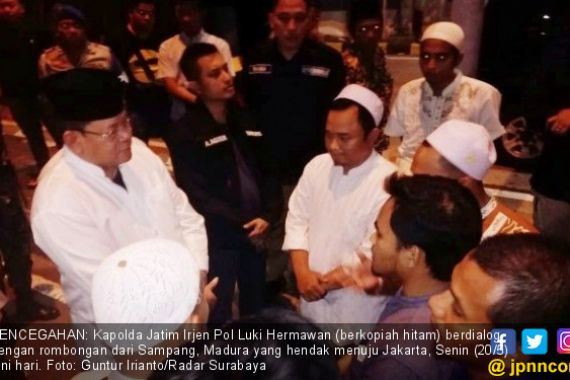 Mau Ikut Aksi 22 Mei di Jakarta, Rombongan Berbaju Koko dari Madura Dicegah di Exit Suramadu - JPNN.COM