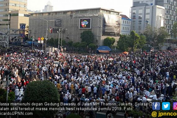 Di Bawaslu Pendukung Prabowo Unjuk Rasa, di Istana Pimpinan Partai Antre Pengin Ketemu Jokowi - JPNN.COM