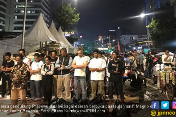 Ratusan Pendukung Prabowo Buka Puasa dengan Nasi Kebuli dan Salat Magrib di Bawaslu - JPNN.COM
