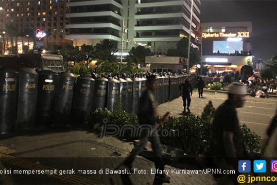 Kena Pepet Brimob dengan Tameng, Demonstran di Bawaslu Malah Berterima Kasih - JPNN.COM