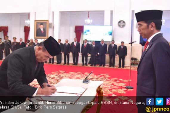Jokowi Lantik Hinsa jadi Kepala BSSN - JPNN.COM