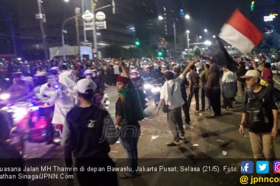Polisi Pukul Mundur Massa Pendemo Hingga Pasar Tanah Abang - JPNN.COM