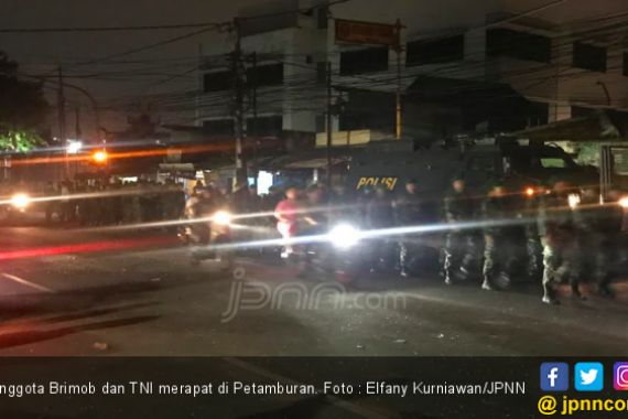 Ratusan Anggota Brimob dan TNI Kembali Merapat ke Petamburan - JPNN.COM