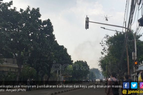 Massa Aksi Bakar-Bakaran Ban, Helikopter Langsung Datang Padamkan Api - JPNN.COM