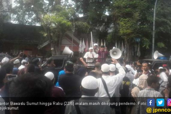 Massa Demonstran Kepung Bawaslu Sumatera Utara - JPNN.COM