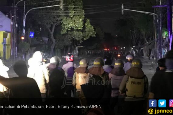 Tegang ! Polisi Dihujani Lemparan Batu di Petamburan - JPNN.COM