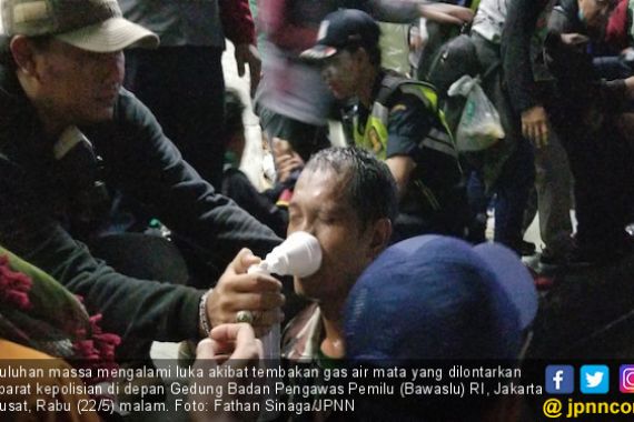 Puluhan Pengunjukrasa Terpaksa Dibopong ke Belakang Gedung Sarinah - JPNN.COM
