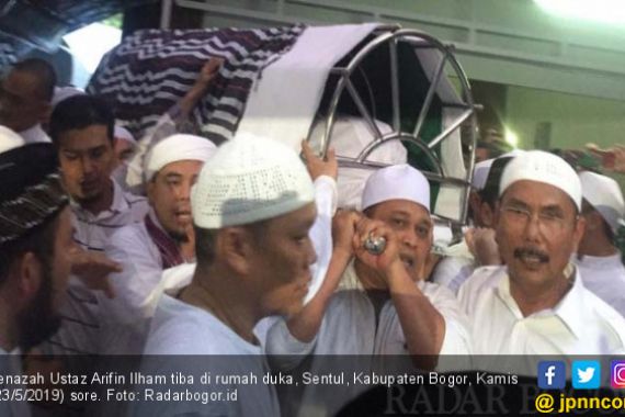 Sejumlah Tokoh Nasional Sambut Jenazah Ustaz Arifin Ilham - JPNN.COM