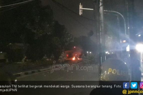 Didekati Pasukan TNI, Massa Demo 22 Mei di Petamburan Langsung Ciut - JPNN.COM