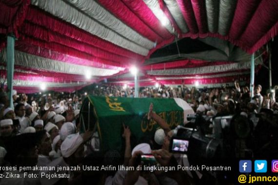 Iringan Salawat Ribuan Orang Mengantar Jenazah Ustaz Arifin Ilham ke Pemakaman - JPNN.COM