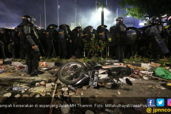 Sampah 'Sisa Pertempuran' Berserakan di Sepanjang Jalan MH Thamrin - JPNN.COM