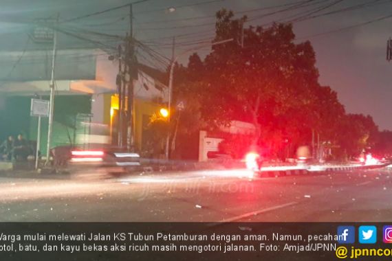 Petamburan Sudah Kondusif, Pasukan Brimob Tidur di Atas Tameng di Pinggir Jalan - JPNN.COM