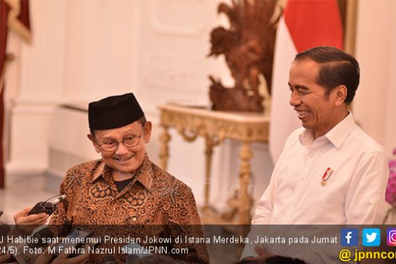 Datang ke Istana, BJ Habibie Ucapkan Selamat ke Jokowi - JPNN.COM