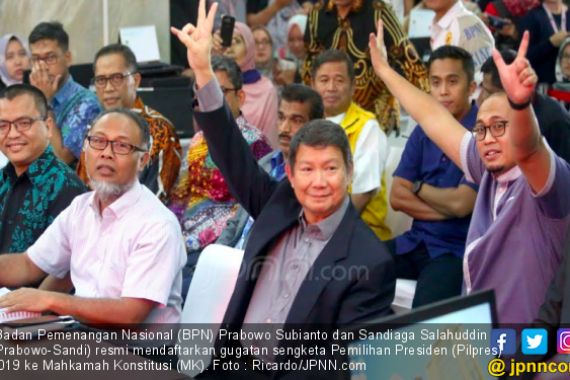 Daftarkan Gugatan ke MK, Tim Pengacara Prabowo Lampirkan 51 Bukti - JPNN.COM